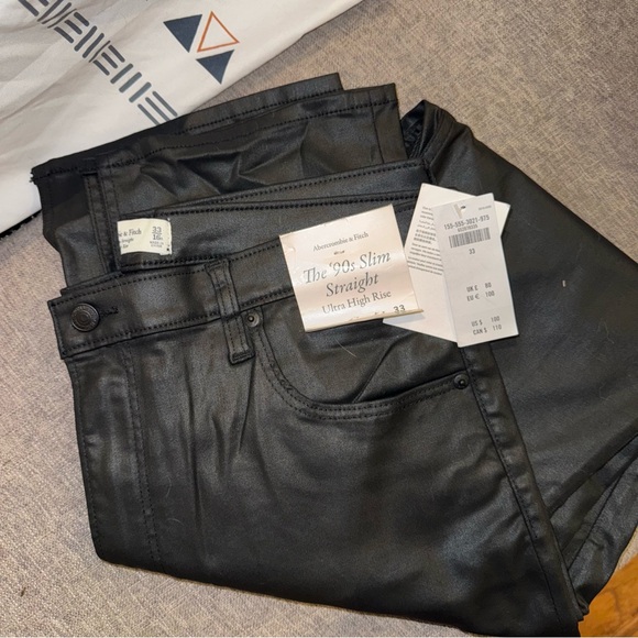 NWT | Abercrombie | Ultra High Rise 90s Slim Straight Jean | leather black | 33 - Picture 3 of 3